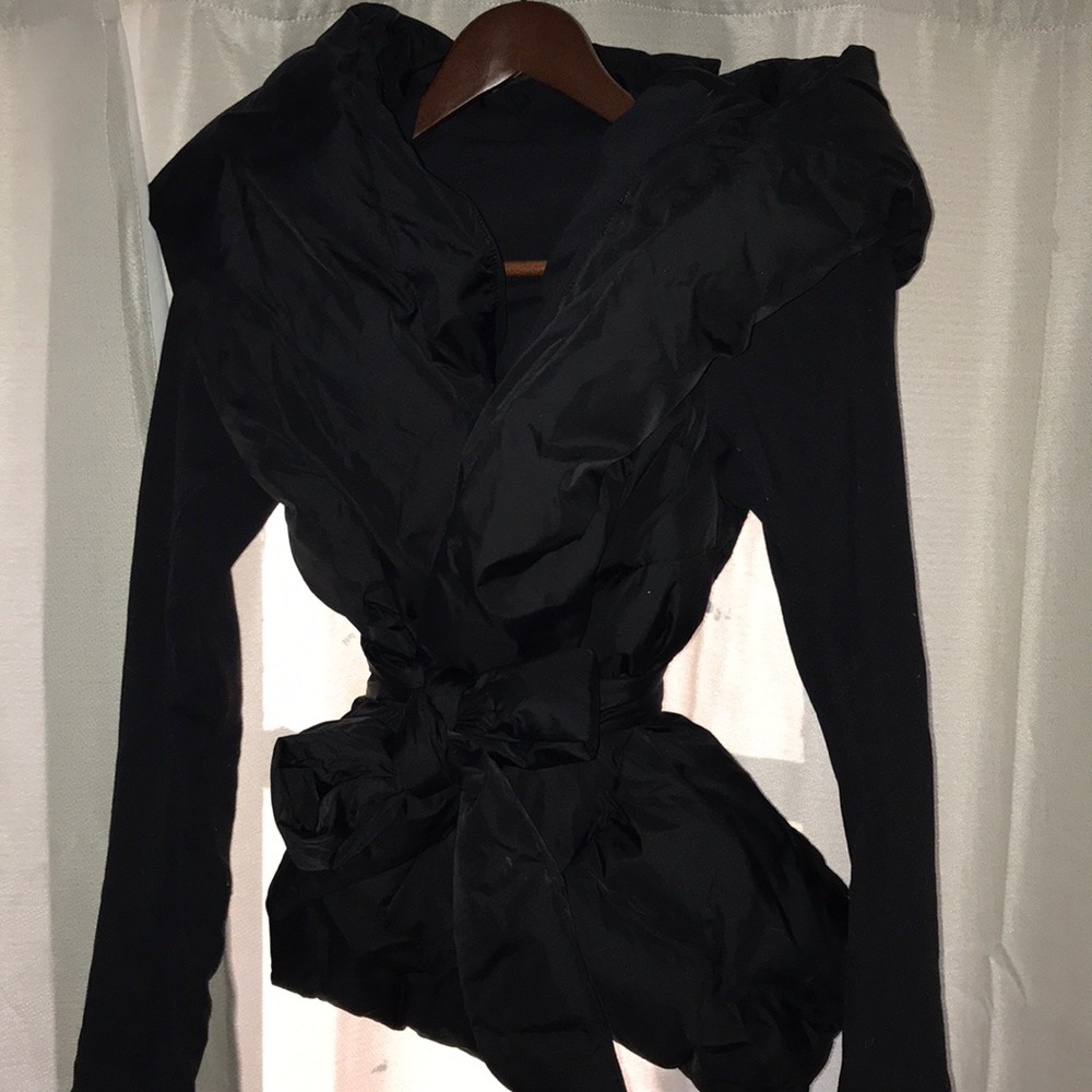 Down jacket with magnetic hood that opens/closes